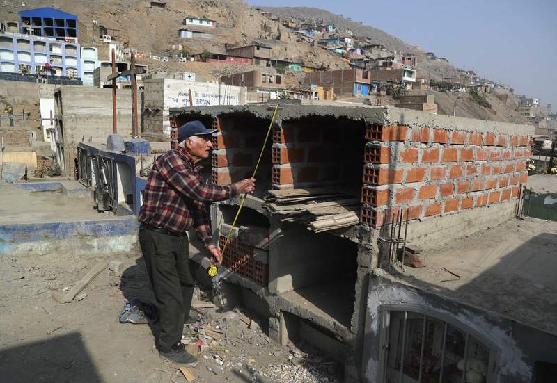 Pandemic triggers new crisis in Peru: lack of cemetery space