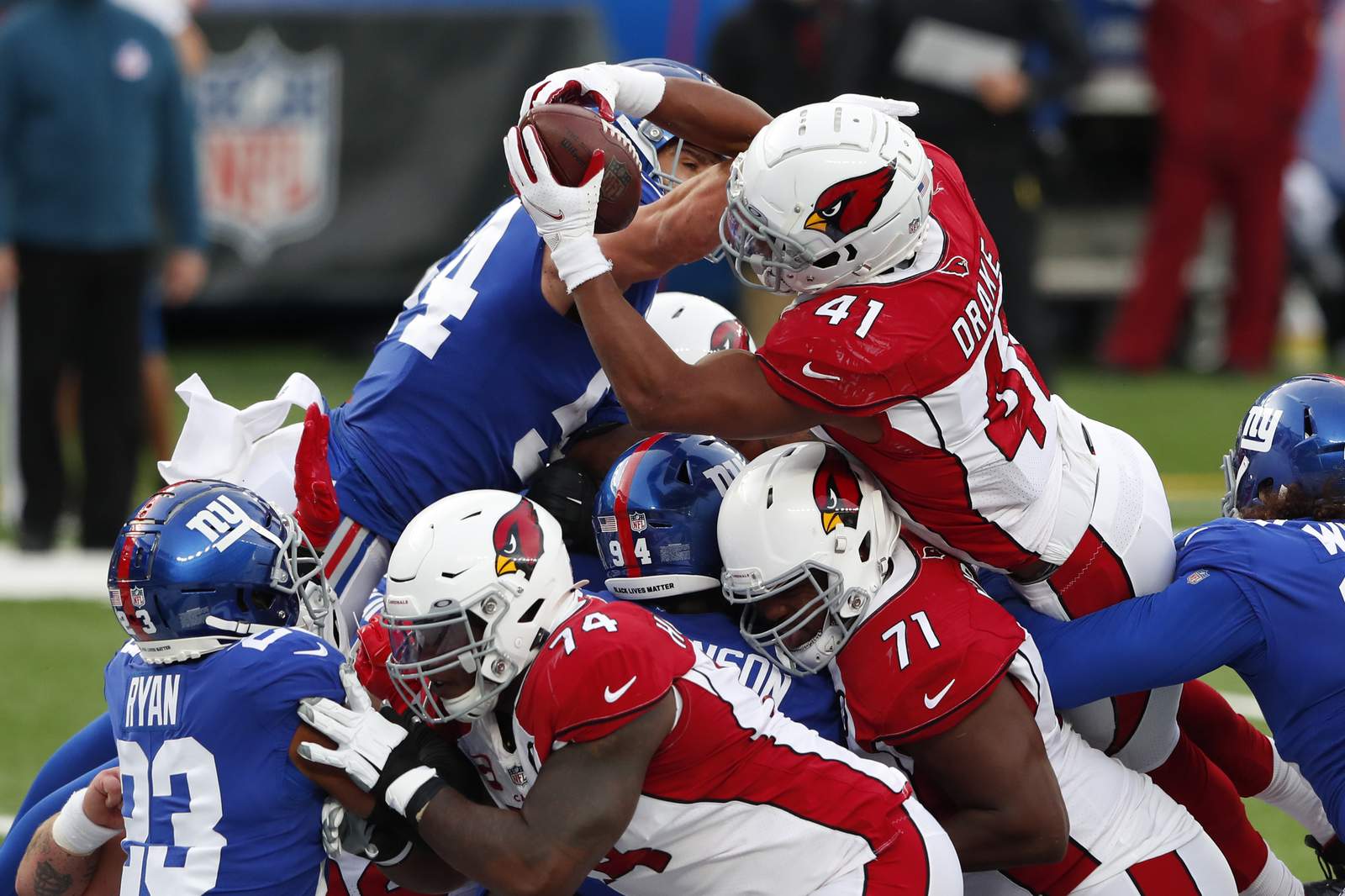 Murray throws TD, Cards end 3-game skid, beat red-hot Giants