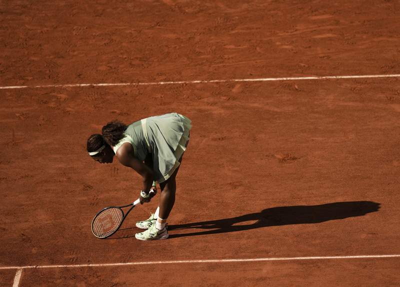 Serena Williams loses at French Open; Federer withdraws