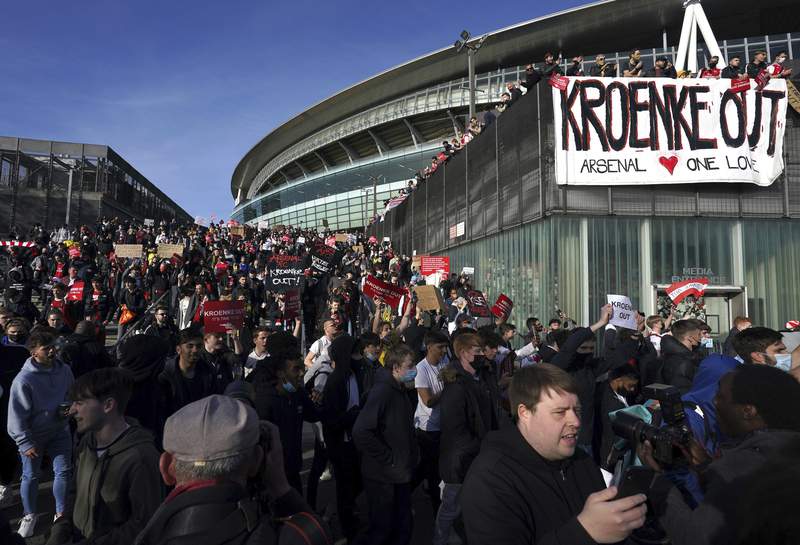 Arsenal fans protest against owner for Super League debacle
