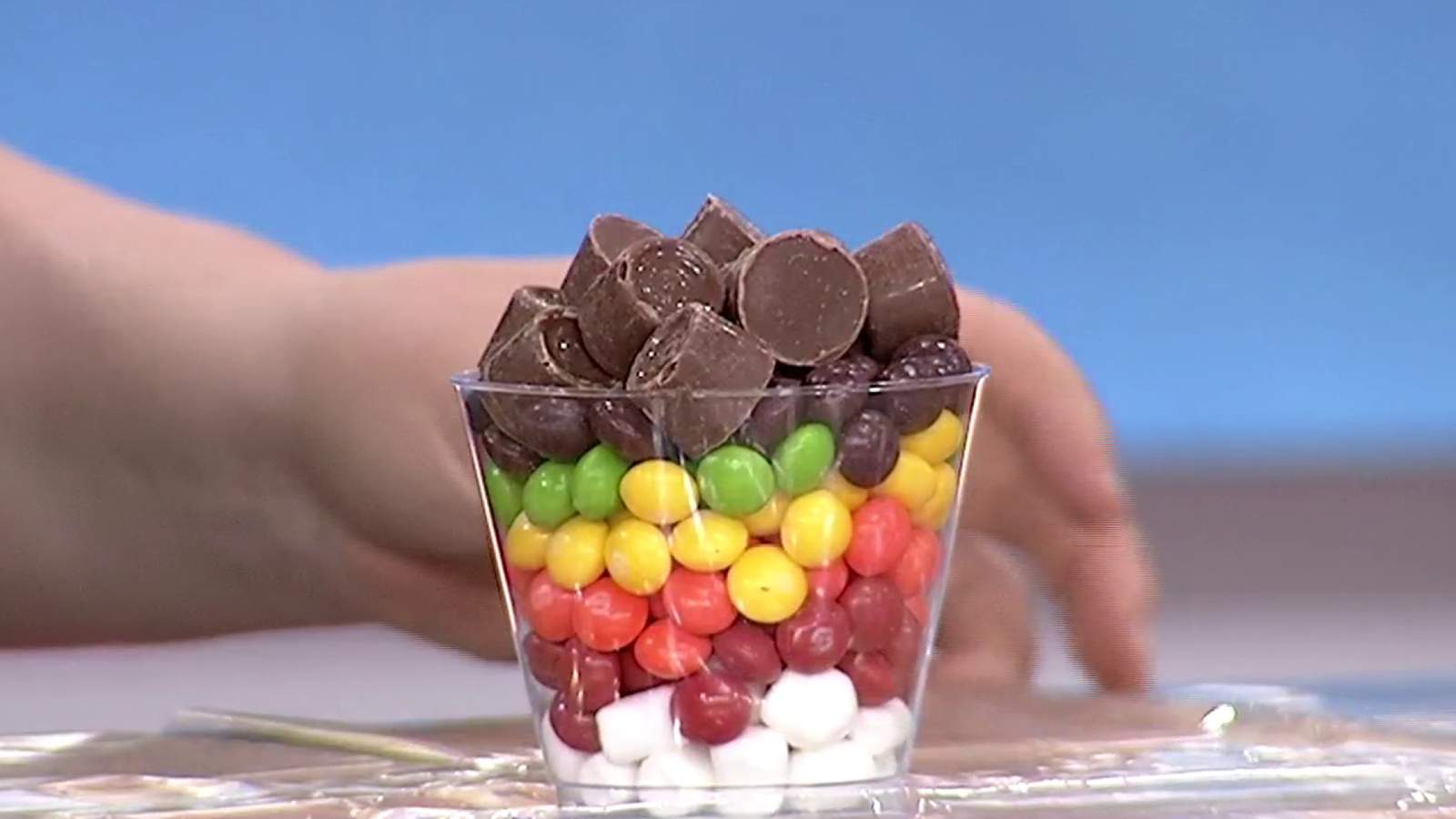 Skittles, Rolos and mini marshmellows, you’ll love these Rainbow Snack Cups