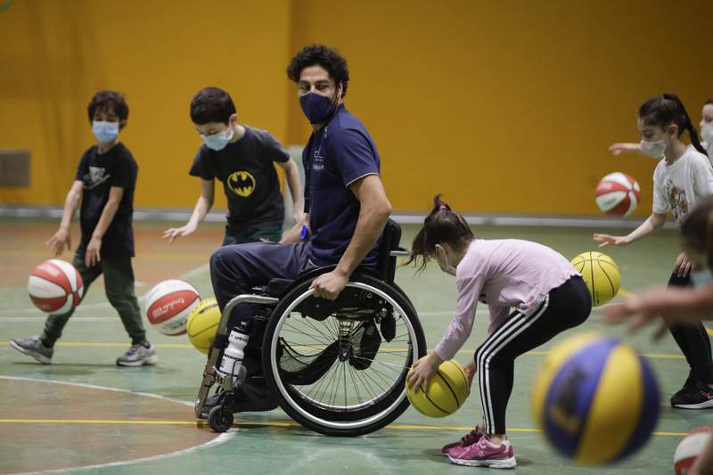 Para athlete teaches dribbling and diversity to Italian kids