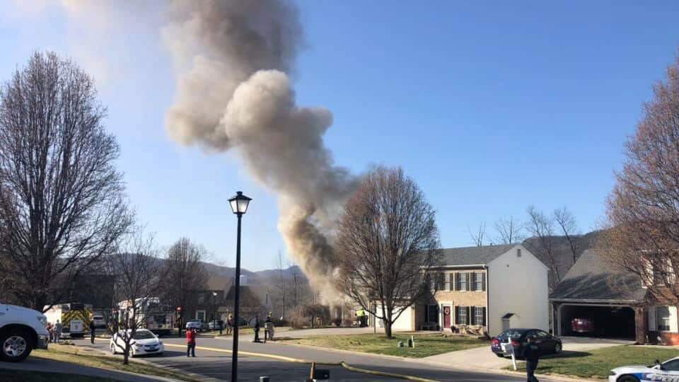 Crews extinguish Roanoke County house fire