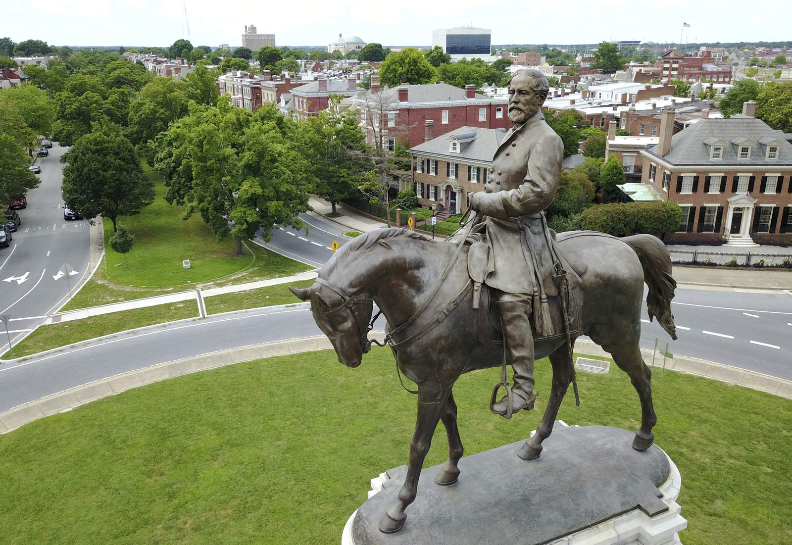 Robert E. Lee statue becomes epicenter of protest movement