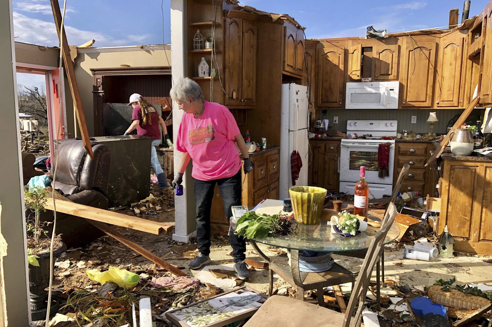 Tornado leaves path of destruction in Alabama, killing 1