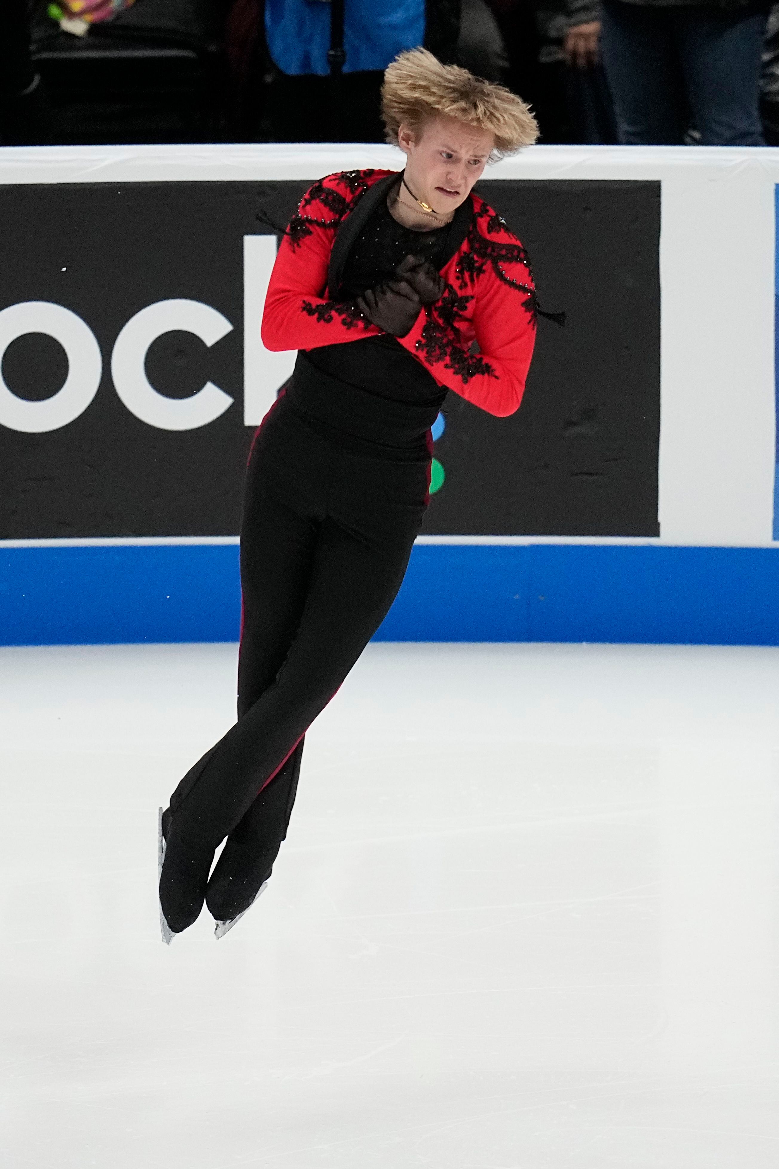 Isabeau Levito BARELY holds off Amber Glenn for lead in US Nationals short  program