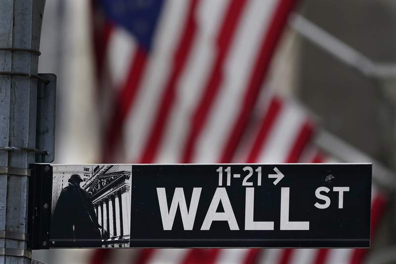 Wall Street stumbles at the close of another strong month