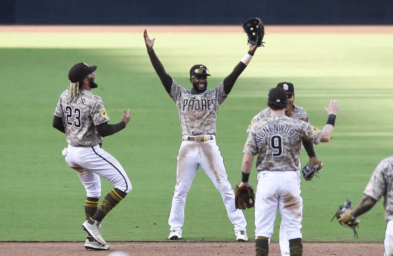 Rally puts Padres back in playoffs for 1st time in 14 years