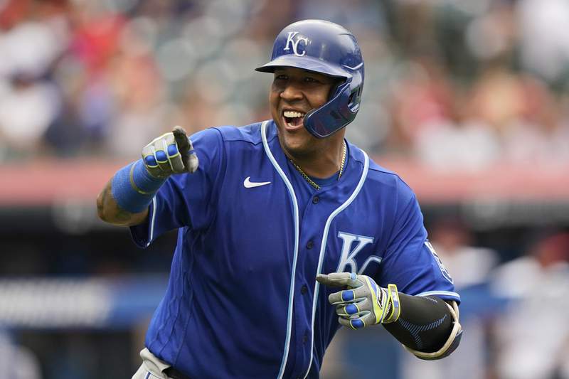 Perez breaks Bench's home run record; Royals sweep Indians