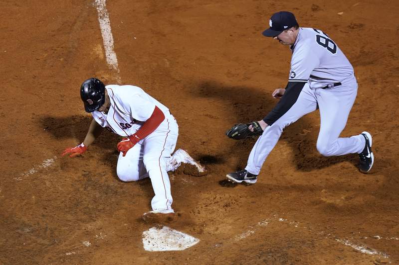 Yanks reliever throws 4 wild pitches in 10th, Red Sox rally