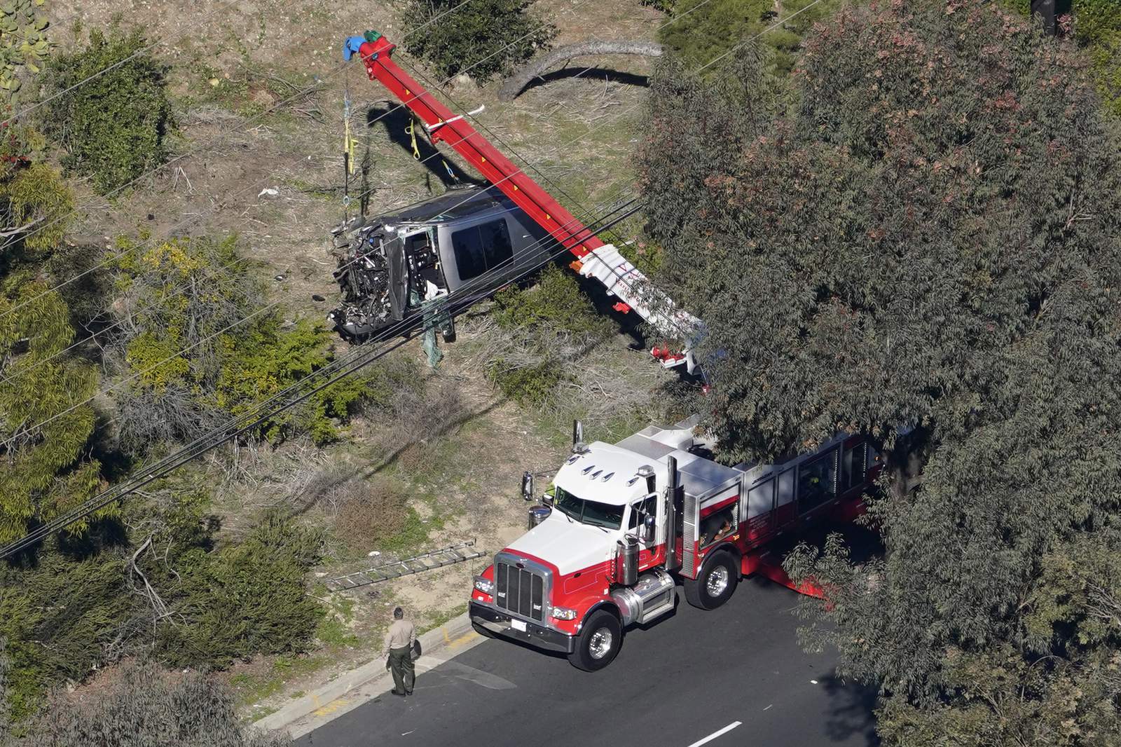 Tiger Woods suffers serious leg injuries in crash on steep LA-area road