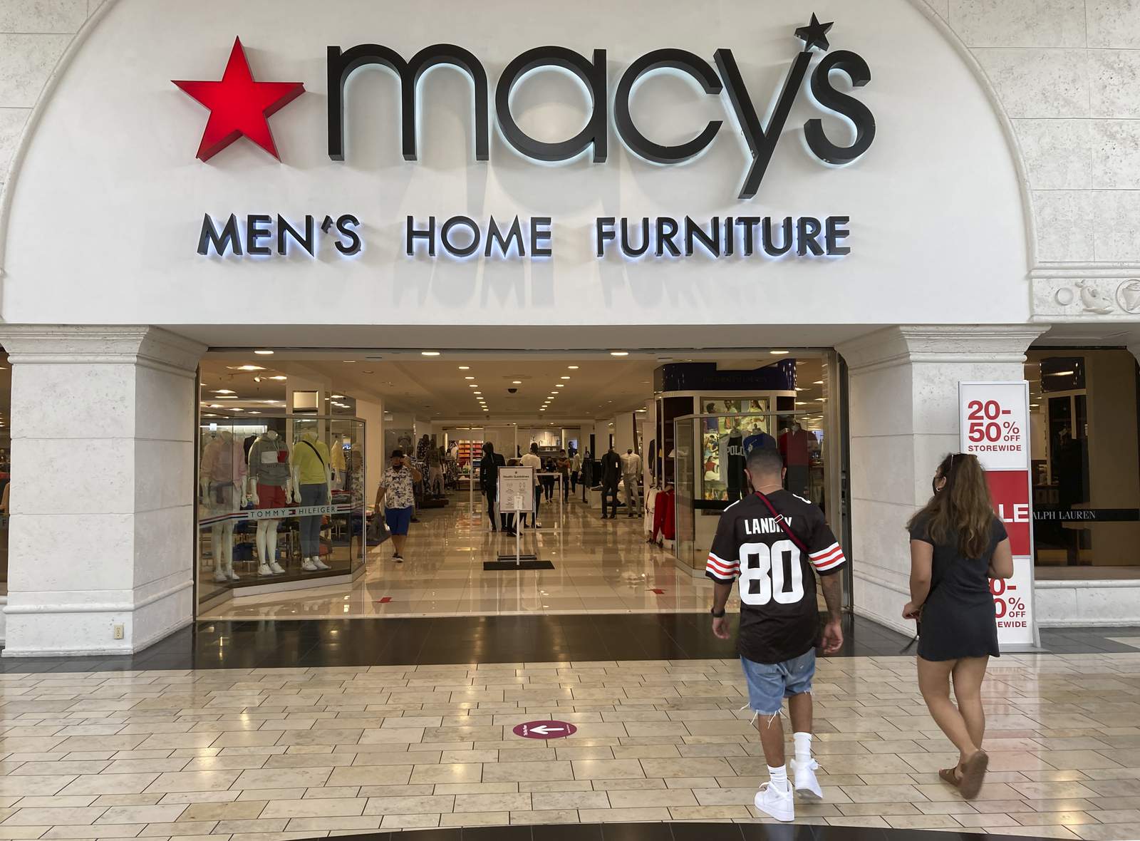 Macy's closes out a tough year with hope for 2021