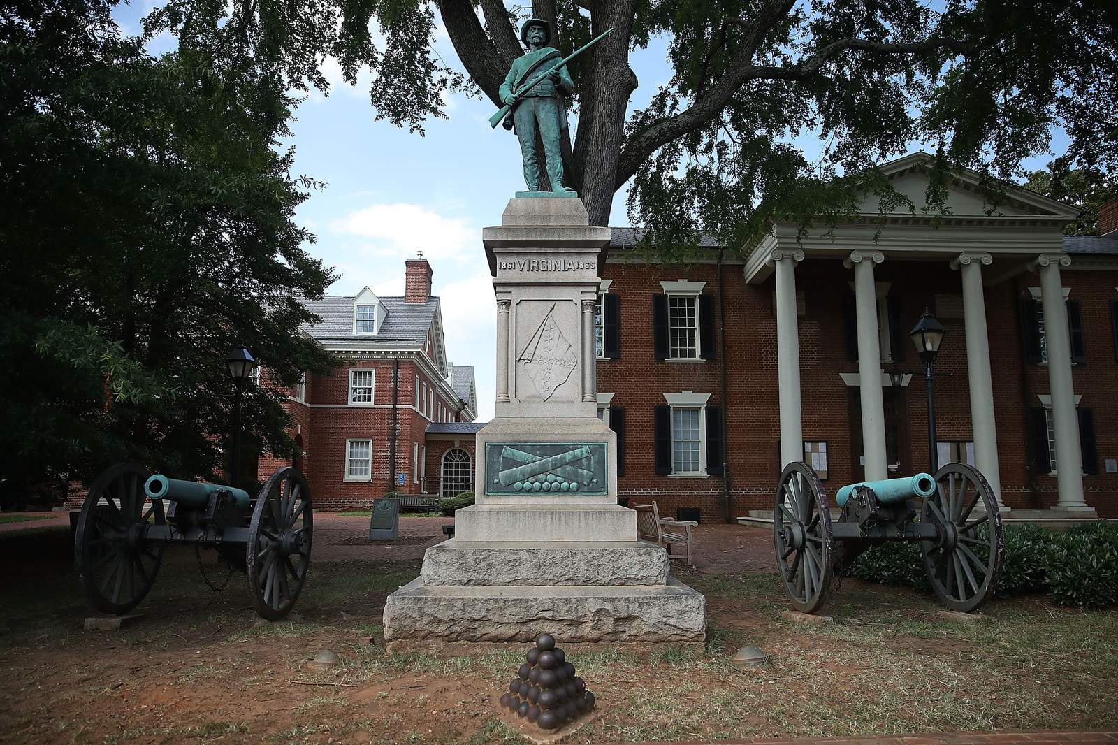 Charlottesville removes Confederate statue near rally site