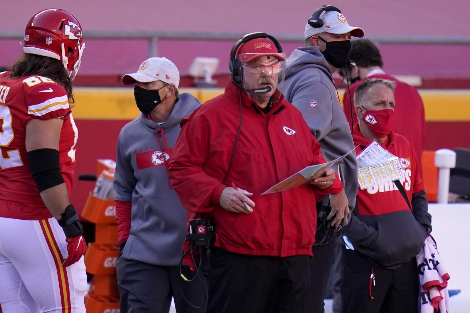 Chiefs sign coach Reid, GM Veach to contract extensions