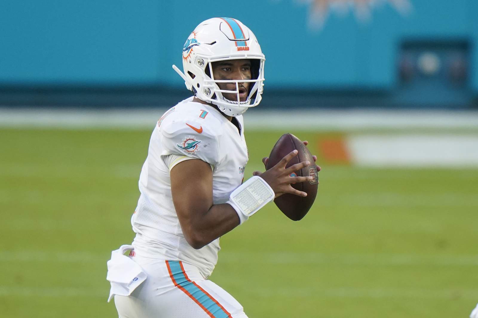Big plays help Dolphins beat Rams 28-17 in Tua's 1st start
